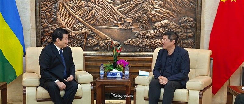 clip_image002.jpg 与参赞交流g.jpg